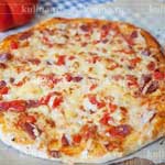 Піца з салямі і помідорами